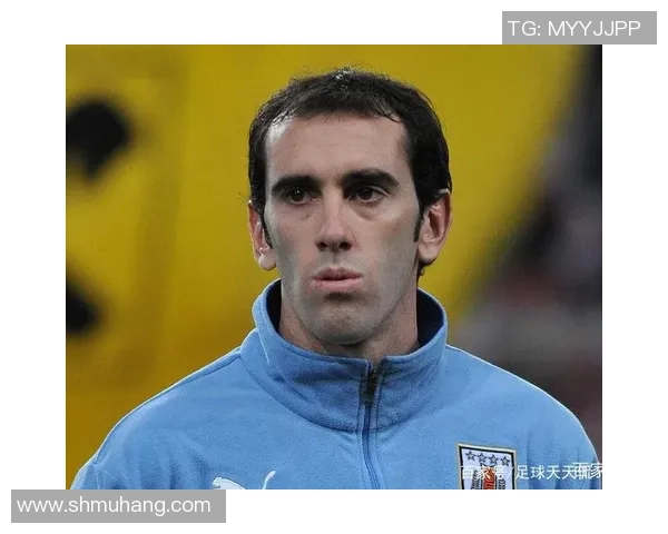 《CDM足球球星解析：当场上防守大师成为球队不可或缺的核心》