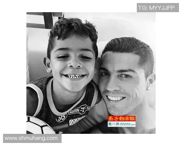 中国网红与足球球星亲密互动引发热议 社交平台互动超高人气