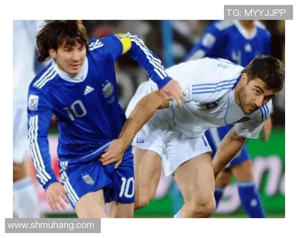 当足球球星激情奔跑遇上清凉空调带来的舒爽对决