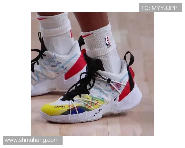 扁平足球鞋专属球星揭秘与选择分析打造最佳场上表现